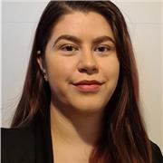 Staatlich geprüfte Übersetzerin, die Kinder aller Altersgruppe unterrichtet