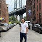 Profesor de ayuda en clases de inglés para niños