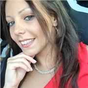 Je donne des cours de portugais pour des élevés du primaire au lycee.