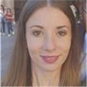 Ragazza laureata impartisce ripetizioni in materie umanistiche e lingue straniere per studenti delle scuole elementari e medie