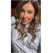 Docente di italiano impartisce lezioni per studenti di scuole medie e superiori