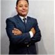 Maestro imparte clases de psicología