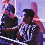 Clases de piano para todas las edades. Aprende piano con Rosthand ganador del Grammy Latino
