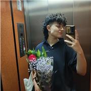 Graduada de bachillerato de artes plásticas, enseño arte y dibujo.