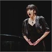 Laureata in Conservatorio e cantante professionista, offro lezioni di canto lirico e teoria musicale sia dal vivo che online