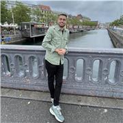 Estudiante universitario que puede hacer de profesor pero que le sigan viendo como alumno