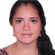 Profesora de inglés imparte clases a niños de primaria