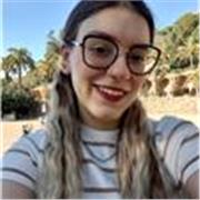 Studentessa al primo anno di università impartisce lezioni di storia e matematica