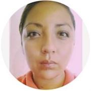 Profesor de desarrollo infantil y estimulación temprana imparte clases a alumnos interesados en el tema