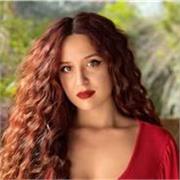 Se vuoi un'insegnante divertente ed empatica che ti insegni a tirare fuori la tua vera voce, eccomi qua! 