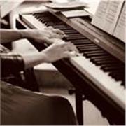 *Gesang
*Klavier
*Setting für Künstler
*Bühnen-Make-Up