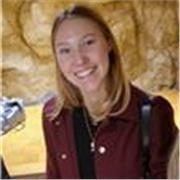 Étudiante donne des cours pour jeune enfant