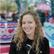 Sono Laura, ho 26 anni e da poco ho lasciato i banchi di scuola, ma ricordo la sensazione che si prova a stare da quella parte. Co