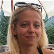 Studentessa laureata in Composizione insegna materie di armonia e teoria musicale