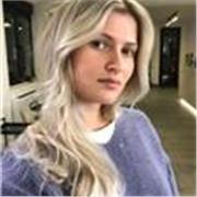 Professeur d'anglais avec quatre ans d'expérience, spécialisée dans la phonétique et la pratique de l'expression or