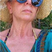 Docente a T.I impartisce lezioni d'italiano per stranieri .