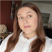je suis Eléa, j’ai 22 ans et j’ai une licence en sciences de l’éducation pour devenir professeur des écoles