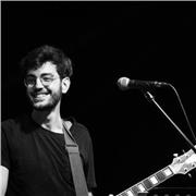 Laureato in conservatorio offre lezioni online di teoria musicale , chitarra ( acustica, elettrica, classica ) ed ukulele