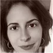 Laureata in filosofia impartisce lezioni di filosofia, storia, geografia, italiano, latino per studenti delle medie e delle superiori