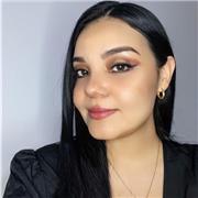 Profesora de inglés imparte clase a estudiantes de primaria y secundaria