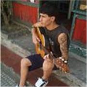 Estudiante con Pasión de ayuda en niños