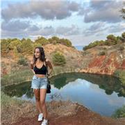 studentessa universitaria che aiuta bambini e ragazzi con i loro compiti