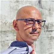 Docente ed educatore sociale, con la specifica nel settore artistico (teatro)