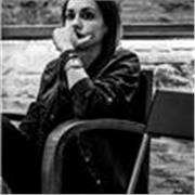 Me llamo Aixa Bonilla, soy escritora, y tengo formación en Filología, Traducción, Enseñanza de idiomas, Literatura, Filosofía…