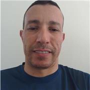 Formado em Direito na Faculdade Estadual de Jacarezinho e Funcionário Público Estadual
