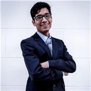 Profesor imparte clases de Español a personas de todas las edades