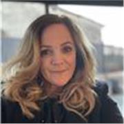 Écossaise installée à Lyon, responsable d’anglais en école de commerce prestigieuse avec 20 ans d’expérience. 
