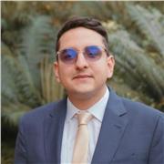 Profesional en ADE con amplia experiencia trabajando con clientes en EE.UU. Cuento con experiencia dando clases de inglés y música