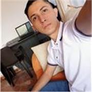 Profesor joven ofrece clases de sociales de forma remota