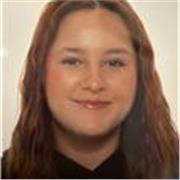 Estudiante imparte clases a alumnos/as de primaria, primero y segundo de la eso