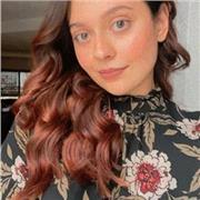 Studentessa universitaria impartisce lezioni a ragazzi di scuola elementare, media e superiore