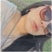 Profesora de español acompaña a personas de diferentes edades para poder aprender la lengua