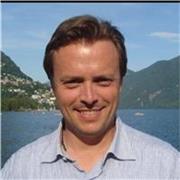 Inglese madrelingua, laureato a Oxford, 25 anni di esperienza.