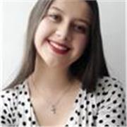 Profesora de español para niños con actividades dinámicas