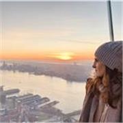 I am a highly experienced English tutor with over 20 years of expertise in exam preparation, advanced syntax, and academic writing