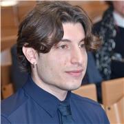 educatore di lingua inglese livello C1, laureato in scienze della comunicazione e scrittore di articoli di critica teatrale