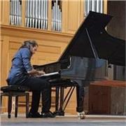 Sintonizza la tua passione: Lezioni di pianoforte con un insegnante laureato col massimo dei voti!