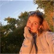 23 años. Saqué MHonor en bachillerato y he estudiado una carrera. Tengo un nivel C1 en Inglés. Capacitada para niños en primaria