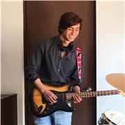 Profesor de música imparte clases de guitarra, batería y teoría musical a niños de todas las edades