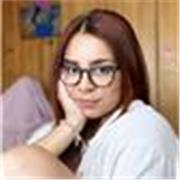 Fui estudiante durante once años en un instituto y doy clases de Inglés británico a niños y adolescentes de todas las edades