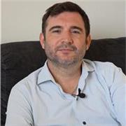 Soy Daniel Ferrer , puedo enseñarte varías orientaciones en psicología, desde el psicoanálisis hasta la humanistica .
