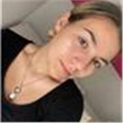 Profesora que imparte classes de cualqueir materia a niños