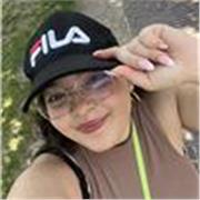 Englisch Tutorin, die Schüler/innen der Klassen 3 bis 13 Unterricht gibt.