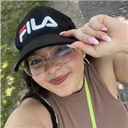 Englisch Tutorin, die Schüler/innen der Klassen 3 bis 13 Unterricht gibt.