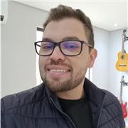 Professor de violão, produtor musical, multi-instrumentista, com 13 anos de experiência dando aulas