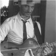 Buon giorno, sono Leonardo Amadeo, sono chitarrista, ukulelista, cantante, compositore e arrangiatore. Sono interessato nel lavoro
